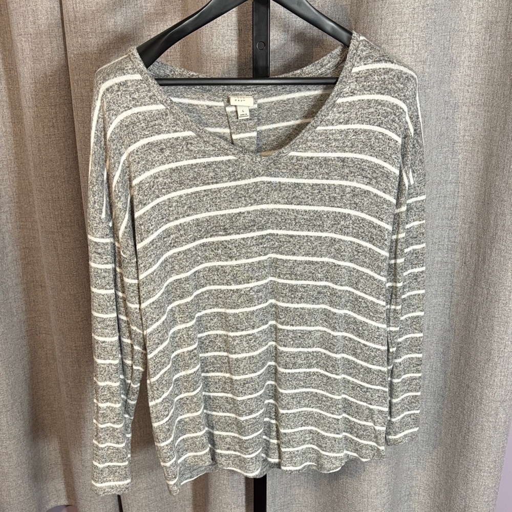 Ladies Gray and White V-Neck Sweater Size L